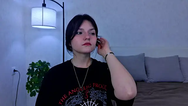 NyraVesperis online show from 05.17.26