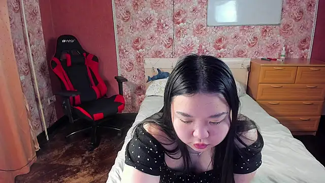 Snapshot of hungrybunny333 chatting on 12.17.25 hungrybunny333 online show from 12.17.25