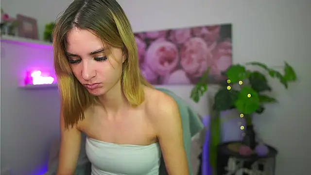 Snapshot of _Bella_Young chatting on 12.18.25 Bella Young online show from 12.18.25