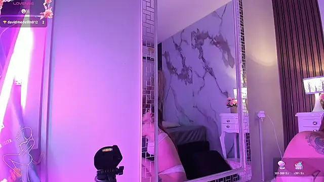 Annyhathatway online show from 04.13.26