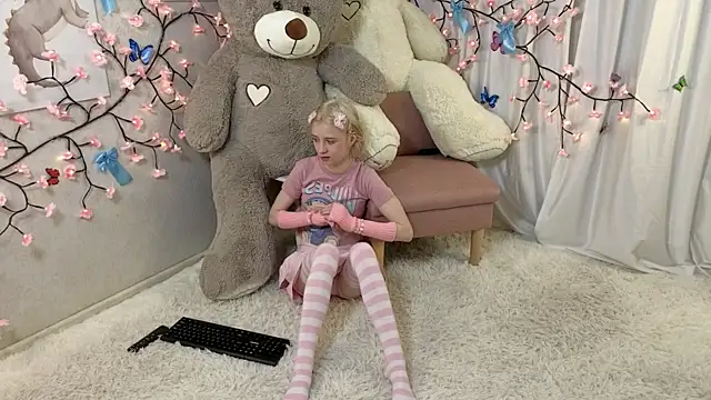 Snapshot of ViollaBloom chatting on 12.22.25 ViollaBloom online show from 12.22.25