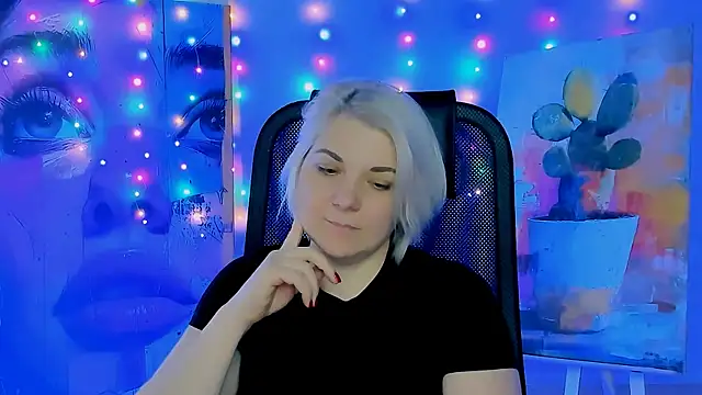 Snapshot of EvaEvals chatting on 12.15.25 EvaEvals online show from 12.15.25