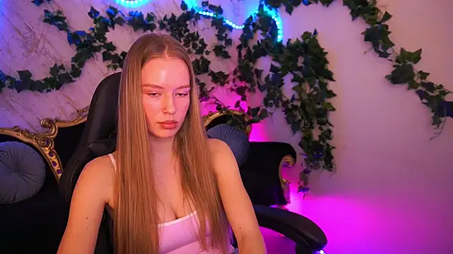 Snapshot of MollyyMayy chatting on 12.15.25 MollyyMayy online show from 12.15.25