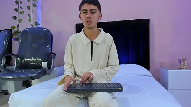 Logan Wolf  online show from 12.22.25