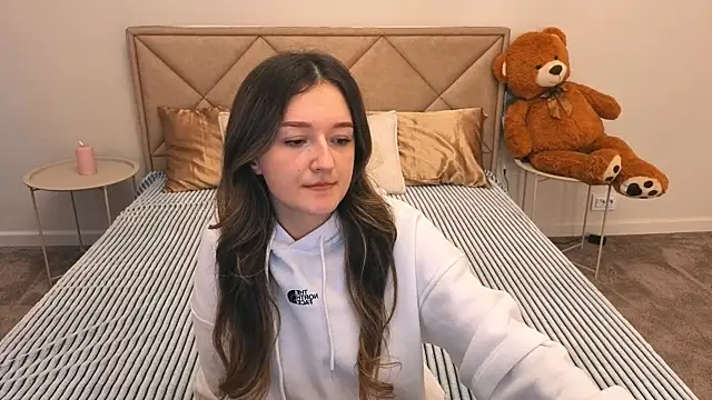 CyrenaLuxe online show from 04.01.26