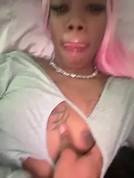 Snapshot of gglloww chatting on 12.17.25 gglloww online show from 12.17.25