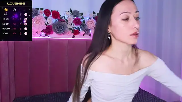 Snapshot of BellaNight chatting on 12.16.25 BellaNight online show from 12.16.25