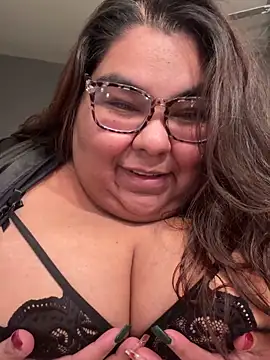 Snapshot of Sexybbwqueen chatting on 12.15.25 Sexybbwqueen online show from 12.15.25