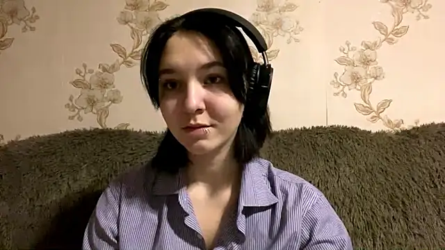 Snapshot of EmilyVeiro chatting on 12.17.25 EmilyVeiro online show from 12.17.25