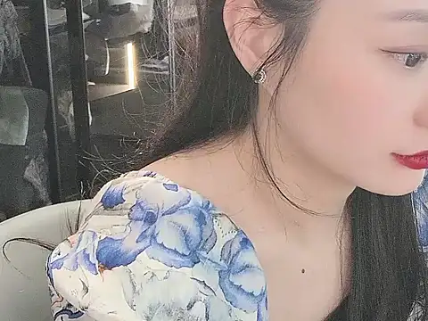 lisachen13 online show from 12.15.25