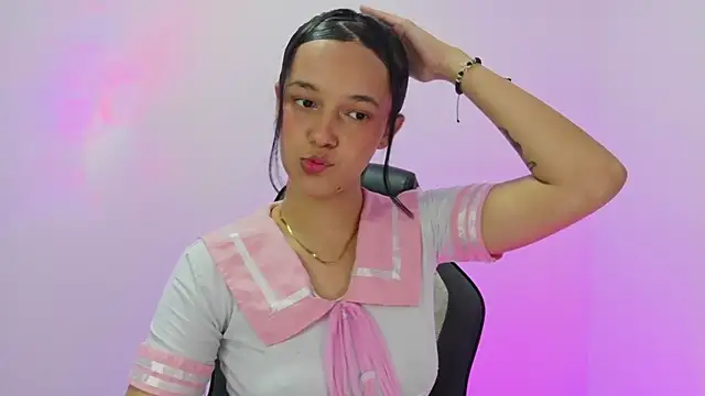 Snapshot of esme_ chatting on 12.17.25 esme online show from 12.17.25