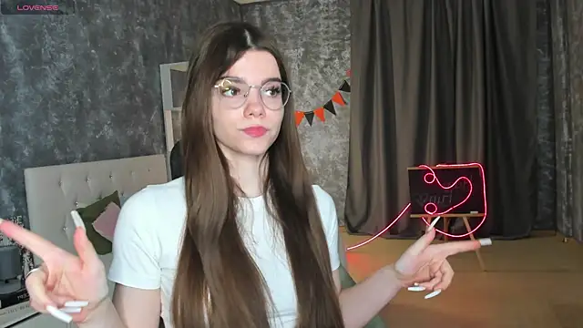 Snapshot of miss__evelyne chatting on 12.16.25 miss evelyne online show from 12.16.25