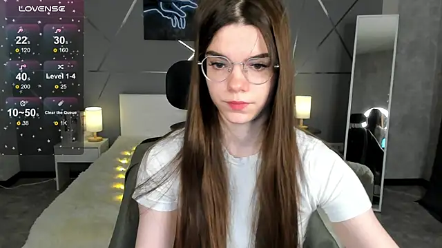 Snapshot of miss__evelyne chatting on 12.18.25 miss evelyne online show from 12.18.25