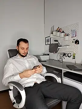 Snapshot of Lovebackground chatting on 12.04.24 Lovebackground online show from 12.04.24