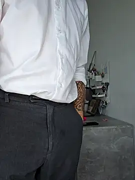 Snapshot of Lovebackground chatting on 10.22.25 Lovebackground online show from 10.22.25