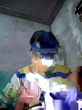 Snapshot of honey-kis chatting on 12.17.25 honey-kis online show from 12.17.25