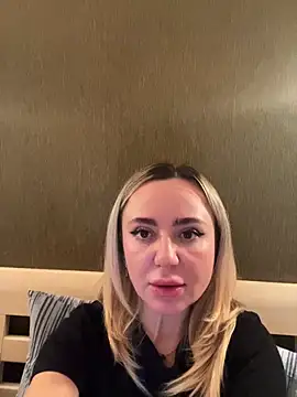 Snapshot of Arina_g chatting on 12.17.25 Arina g online show from 12.17.25