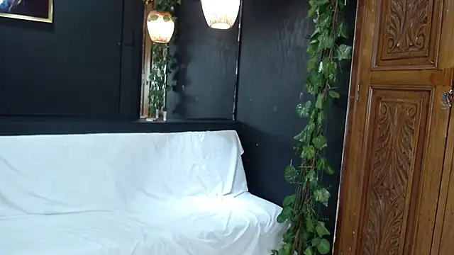 Snapshot of Layla_Isabel chatting on 12.16.25 Layla Isabel online show from 12.16.25