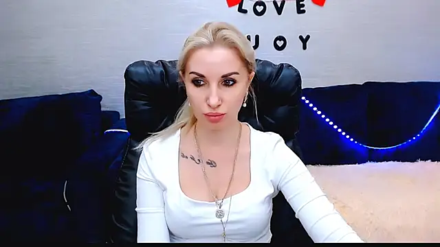 Snapshot of Hanna--Sweet chatting on 12.19.25 Hanna--Sweet online show from 12.19.25