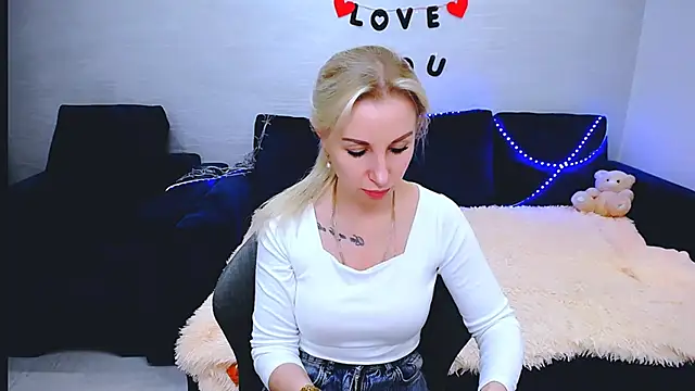 Snapshot of Hanna--Sweet chatting on 02.13.26 Hanna--Sweet online show from 02.13.26