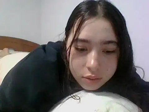 Snapshot of Anni_00001 chatting on 12.14.25 Anni 00001 online show from 12.14.25