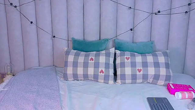 Snapshot of Miia_Anderson chatting on 12.16.25 Miia Anderson online show from 12.16.25