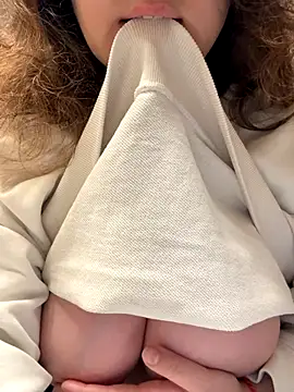 Snapshot of luisa_evans chatting on 12.15.25 luisa evans online show from 12.15.25