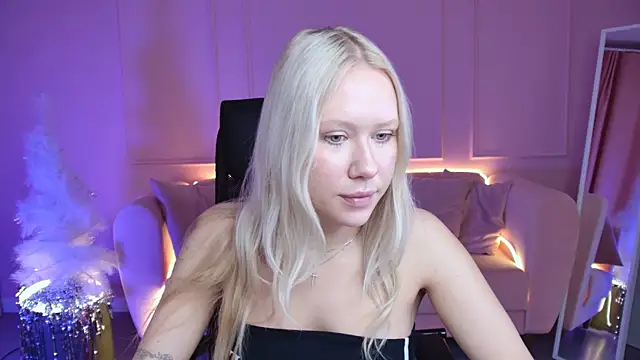 Snapshot of AprilChambers chatting on 12.15.25 AprilChambers online show from 12.15.25