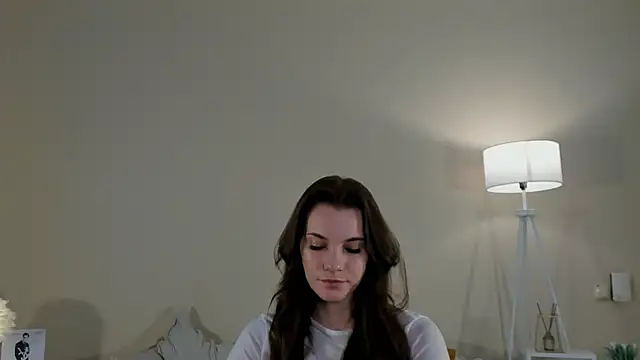 Snapshot of VivienReza chatting on 12.18.25 VivienReza online show from 12.18.25