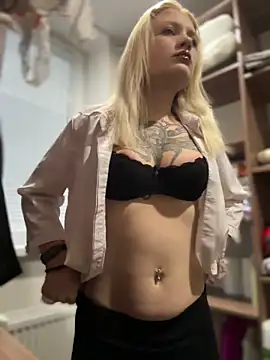 Snapshot of TeaseKitten- chatting on 12.18.25 TeaseKitten- online show from 12.18.25