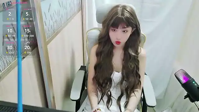 Snapshot of QINQIN-BYE chatting on 12.17.25 QINQIN-BYE online show from 12.17.25