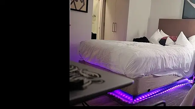 Snapshot of bluntbeautyxo chatting on 12.16.25 bluntbeautyxo online show from 12.16.25