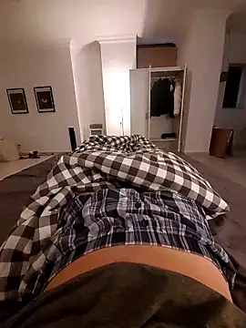 Snapshot of Strammer_Junge chatting on 12.14.25 Strammer Junge online show from 12.14.25