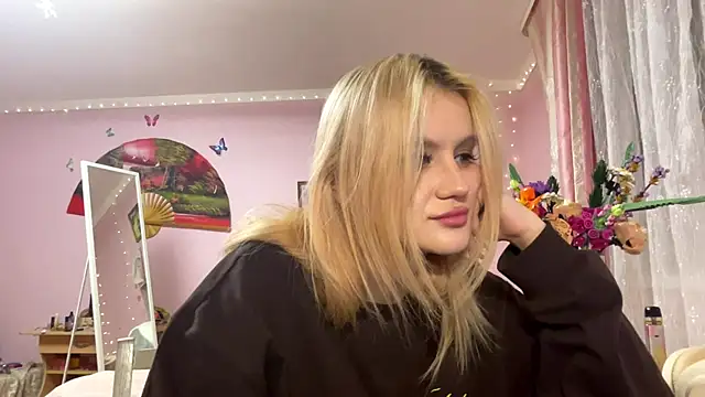 Snapshot of MelisaBloomy chatting on 12.14.25 MelisaBloomy online show from 12.14.25