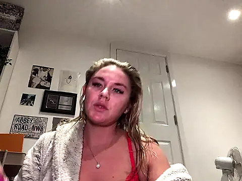 Snapshot of Golidelovee chatting on 12.16.25 Golidelovee online show from 12.16.25