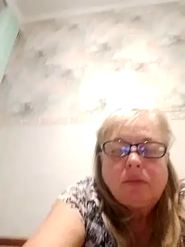 Snapshot of LinaLight88 chatting on 12.17.25 LinaLight88 online show from 12.17.25