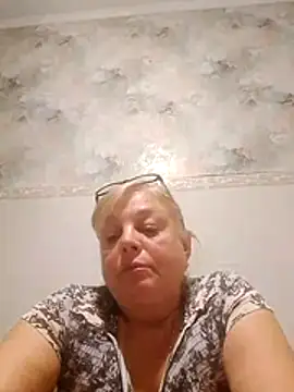 Snapshot of LinaLight88 chatting on 12.18.25 LinaLight88 online show from 12.18.25