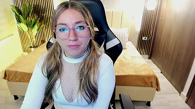 Snapshot of Violeta_Dream_ chatting on 12.15.25 Violeta Dream online show from 12.15.25