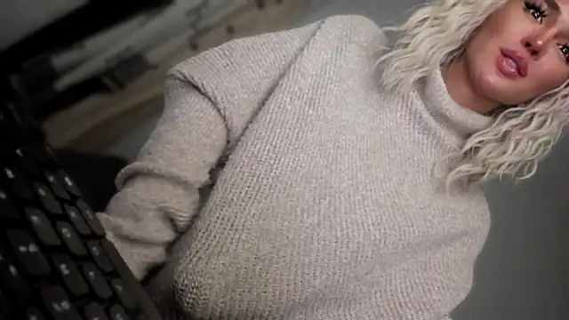 Snapshot of mxshemale_ladyboy chatting on 10.31.25 mxshemale ladyboy online show from 10.31.25