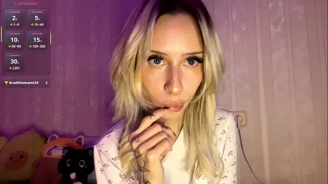 Snapshot of BrittanieKerkhoff chatting on 12.17.25 BrittanieKerkhoff online show from 12.17.25