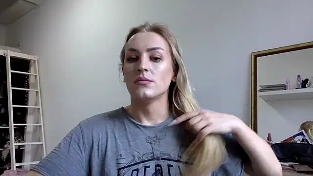 Snapshot of Mileriya chatting on 12.15.25 Mileriya online show from 12.15.25