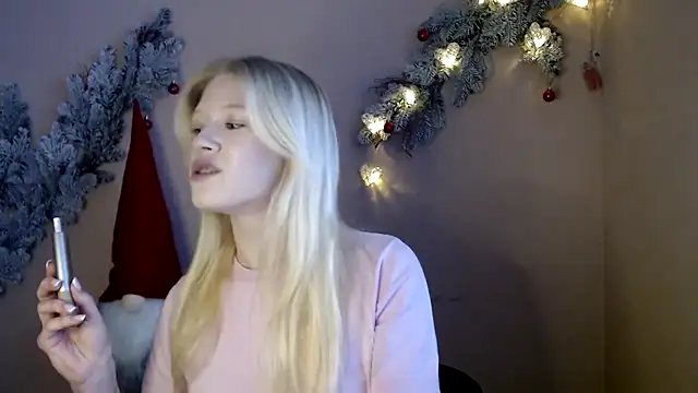 Snapshot of Aria__Moon chatting on 12.16.25 Aria Moon online show from 12.16.25