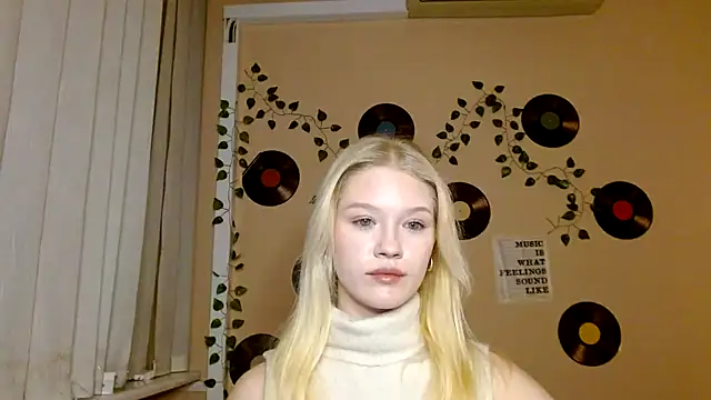 Snapshot of Aria__Moon chatting on 12.17.25 Aria Moon online show from 12.17.25