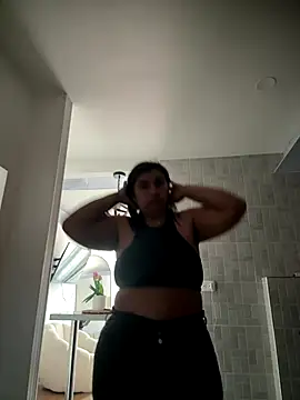 Snapshot of sophie-honey chatting on 12.17.25 sophie-honey online show from 12.17.25