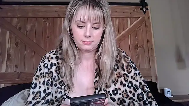 Snapshot of onesmittenkitten chatting on 03.03.26 onesmittenkitten online show from 03.03.26