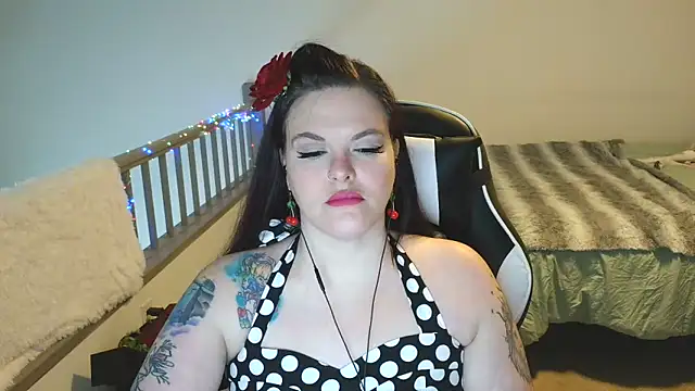 Snapshot of VixieVanderbilt chatting on 12.17.25 VixieVanderbilt online show from 12.17.25