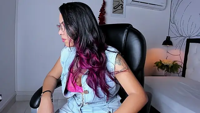 Snapshot of isa_valverde chatting on 12.18.25 isa valverde online show from 12.18.25