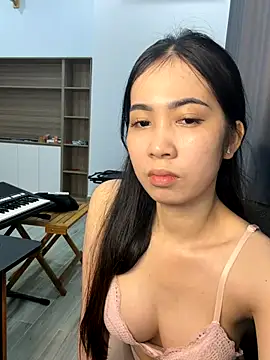 Snapshot of LINAA-KUTE chatting on 12.17.25 LINAA-KUTE online show from 12.17.25