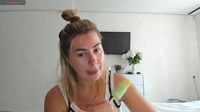 Roxi Joy online show from 06.05.26