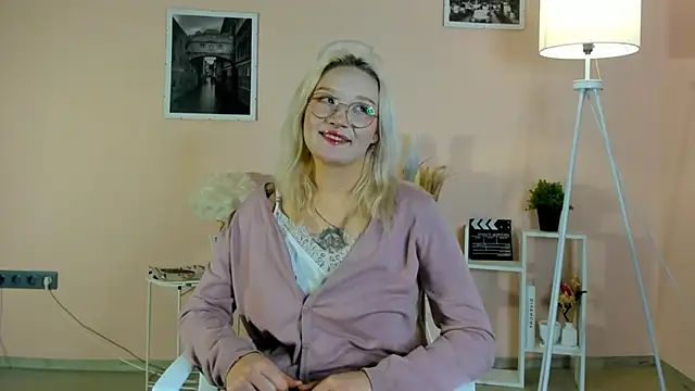 AdelinaMaddalena online show from 12.18.25